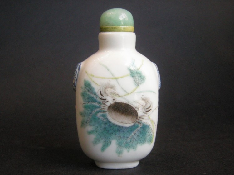 Snuff bottle porcelain decorated in polychrome crab